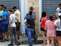 Bank Lines in Athens Trigger a Rush to Gold and Bitcoin